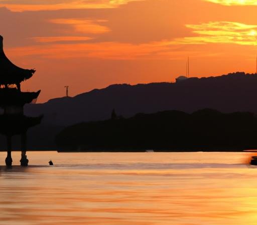 Strolling Around Hangzhou’s West Lake: The Legends of Poets and Emperors by the Water’s Edge