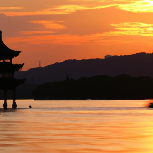 Strolling Around Hangzhou’s West Lake: The Legends of Poets and Emperors by the Water’s Edge